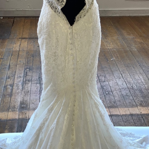 Lace wedding dress with medium train. - Picture 4 of 16